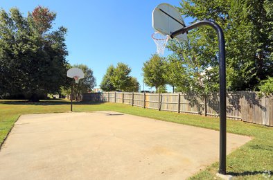 maple manor apartments fayetteville ar basketball court